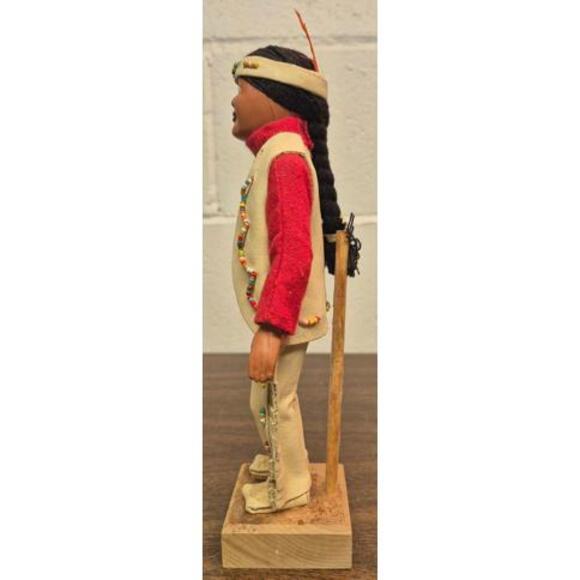 Vintage Native American Indian Figurine with Beaded Clothing and Feathered Heir - Picture 3 of 6